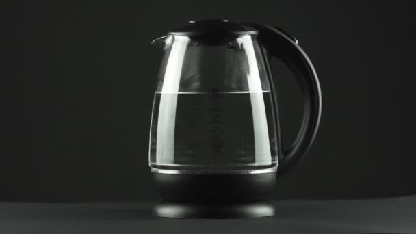 In een waterkoker met transparante glazen wanden kookt water. Fysiek proces. Concept — Stockvideo