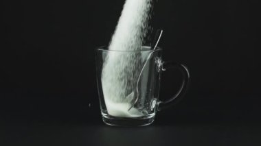 Şeker kupası bardak çay kaşığı siyah zıt zıt arka plan ağır çekim