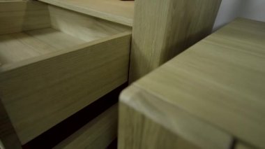 Güzel, minimalist çekmecelerin parlak topuzları pürüzsüzce açılıyor.