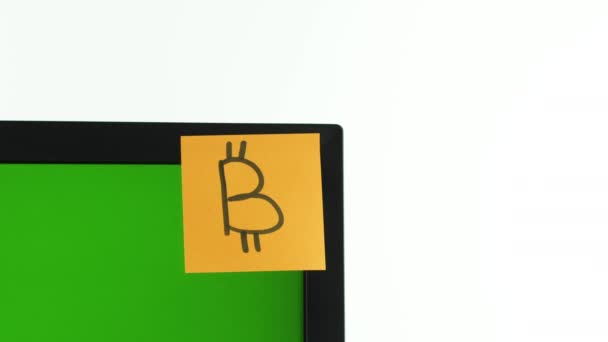 Üzerinde bitcoin sembolü, monitör, kroma anahtarı olan sarı kağıt etiket. Beyaz arkaplan — Stok video