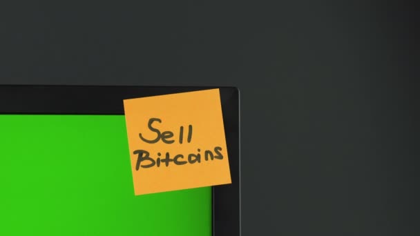 "Verkoop Bitcoins "sticker op pc, chroma sleutel. Zwarte achtergrond. Kopieerruimte — Stockvideo