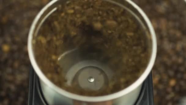 Grãos de café moer em moinho elétrico, fundo natural. Conceito de energia manhã — Vídeo de Stock