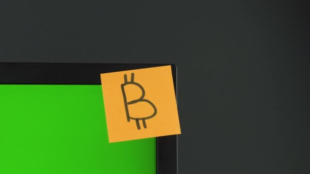 Pegatina de papel amarillo con símbolo bitcoin, monitor, croma key. Fondo negro — Vídeos de Stock