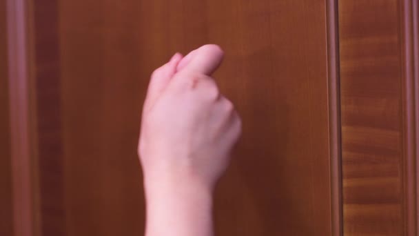 Een meid klopt op de deur van een luxe hotelkamer.Hotelpersoneel. — Stockvideo