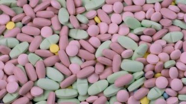 Birçok parlak renkli antibiyotik ilaç antibiyotik hapları yakın plan taşınır.