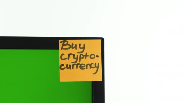 "Acheter crypto-monnaie "autocollant sur PC, clé chromatique. Fond blanc. Espace de copie 
