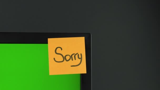 Sorry Papier Aufkleber auf PC-Monitor, Chroma-Schlüssel. Schwarzer Hintergrund. Kopierraum — Stockvideo