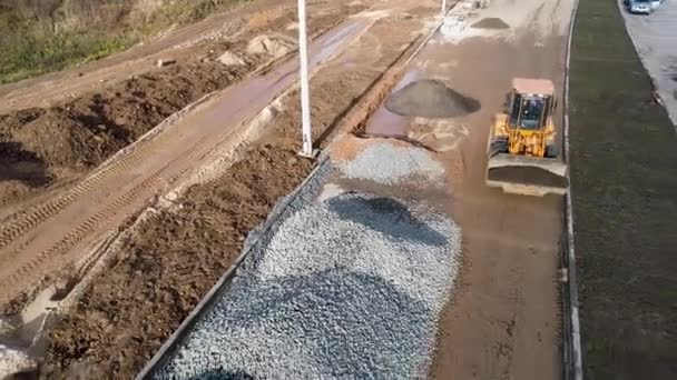 Těžká speciální nákladní vozidla staví novou silnici pro dopravu. Horký asfalt. Dron — Stock video