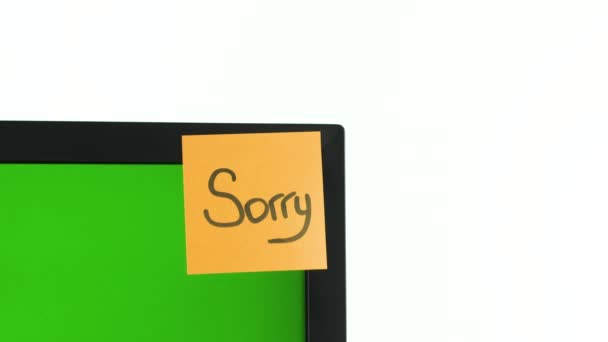 "Sorry "Papieraufkleber auf dem PC-Monitor, Chroma-Schlüssel. Weißer Hintergrund. Kopierraum — Stockvideo