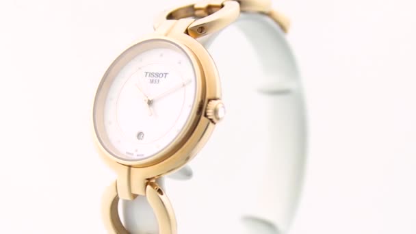 ル・ロックル、スイス15.01.2020 - Tissotの女性はステンレススチールケース、ゴールドPVDコーティングホワイトクロックフェイスダイヤル、金属ブレスレット、スイスのクォーツ機械式時計を絶縁、スイス製 — ストック動画