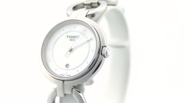 Le Locle, Suíça 15.01.2020 - Tissot mulher relógio caixa de aço inoxidável, mostrador branco cara de relógio, pulseira de metal, relógio mecânico de quartzo suíço isolado, suíço fabricado — Vídeo de Stock