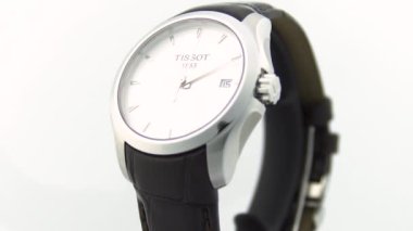 Le Locle, İsviçre 15.01.2020 - Tissot kadın paslanmaz çelik çanta, beyaz saat yüz araması, deri kayış, İsviçre kuvars mekanik saati izole edilmiş, İsviçre yapımı yakın çekim