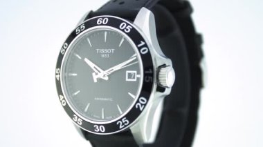 Le Locle, İsviçre 15.01.2020 - Tissot adam paslanmaz çelik çanta, siyah saat yüz arama, deri kayış, İsviçre kuvars mekanik saati izole, İsviçre yapımı