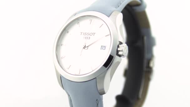Le Locle, İsviçre 15.01.2020 - Tissot kadın paslanmaz çelik çanta, beyaz saat yüz arama, deri kayış, İsviçre kuvars mekanik saati izole, İsviçre yapımı — Stok video