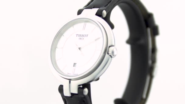 Le Locle, Zwitserland 15.01.2020 - Tissot vrouw horloge roestvrij stalen kast, wijzerplaat met witte wijzerplaat, leren band, Zwitsers kwarts mechanisch horloge geïsoleerd, Zwitsers gemaakt vervaardiging roterende stand close-up — Stockvideo