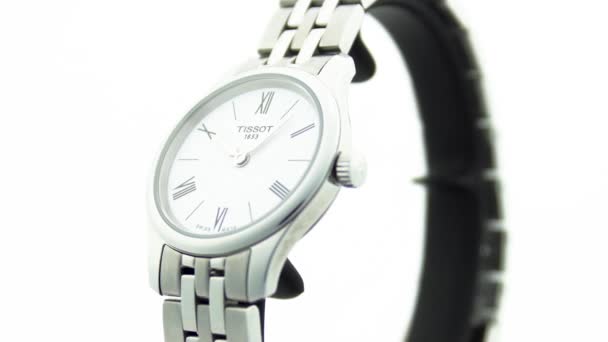 Le Locle, Suíça 15.01.2020 - Tissot mulher relógio caixa de aço inoxidável, mostrador branco cara de relógio, pulseira de metal, relógio mecânico de quartzo suíço isolado, suíço feito fabricação rotativa stand close — Vídeo de Stock