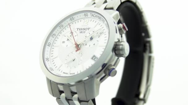 瑞士勒罗克，2020年1月15日- Tissot男子手表不锈钢外壳，白色时钟表盘，金属手镯，瑞士石英机械手表隔离，瑞士制造旋转站特写 — 图库视频影像