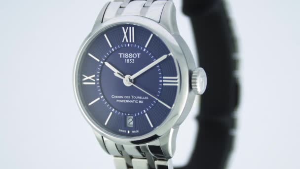 Le Locle, Швейцарія 15.01.2020 - Tissot man watch unstaint Steal case, swiss quartz techantic watch isolated, swiss зробив виробництво повороту стенд близько — стокове відео