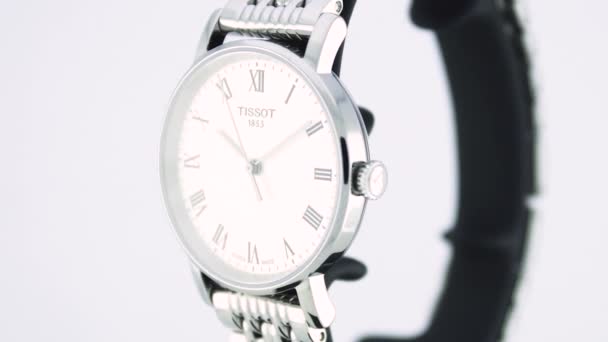 Le Locle, Suiza 15.01.2020 - Tissot mujer reloj caja de acero inoxidable, esfera blanca del reloj, pulsera de metal, reloj mecánico de cuarzo suizo aislado, fabricación suiza — Vídeos de Stock