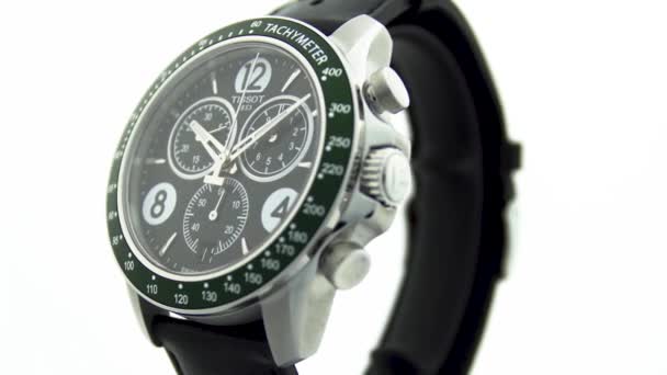 Le Locle, Švýcarsko 15.01.2020 - Tissot pánské hodinky nerezové pouzdro, černé hodiny čelní ciferník, kožený řemínek, švýcarský křemen mechanické hodinky izolované, švýcarská výroba — Stock video