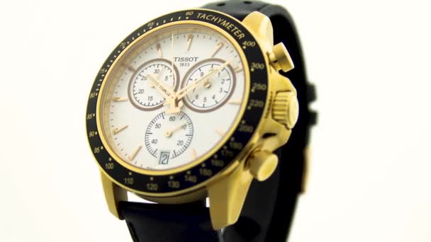 Le Locle, Švýcarsko 15.01.2020 - Tissot man hodinky nerezové pouzdro, zlatý PVD nátěr bílé hodiny čelní ciferník, kožený řemínek, švýcarský křemen mechanické hodinky izolované, švýcarská výroba rotující — Stock video