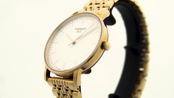 Le Locle, Švýcarsko 15.01.2020 - Tissot man hodinky nerezové pouzdro, zlatý PVD nátěr bílé hodiny čelní ciferník, kovový náramek, švýcarský křemen mechanické hodinky izolované, švýcarská výroba — Stock video