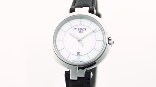 Le Locle, Ελβετία 15.01.2020 - Tissot γυναικείο ρολόι από ανοξείδωτο χάλυβα περίπτωση, λευκό ρολόι με καντράν, δερμάτινο λουράκι, ελβετικό χαλαζία μηχανικό ρολόι απομονωμένο, swiss made κατασκευή close-up — Αρχείο Βίντεο