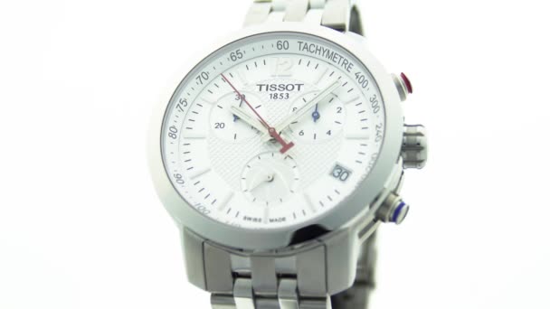 Le Locle, Švýcarsko 15.01.2020 - Tissot muž hodinky nerezové pouzdro, bílé hodiny čelní ciferník, kovový náramek, švýcarský křemen mechanické hodinky izolované, švýcarská výroba — Stock video