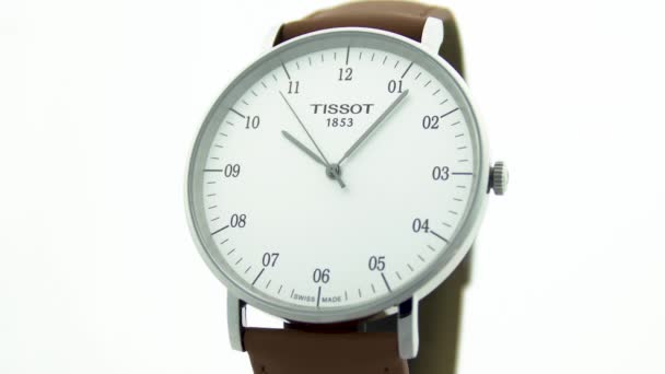 Le Locle, Szwajcaria 15.01.2020 - Tissot man watch stainless steel case, white clock face dial, skórzany pasek, szwajcarski kwarcowy zegarek mechaniczny izolowany, szwajcarski zegarek do produkcji zbliżeń — Wideo stockowe