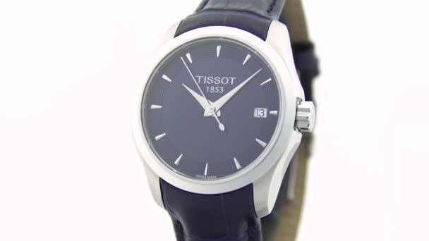 Le Locle, Suíça 15.01.2020 - Tissot mulher relógio caixa de aço inoxidável, pulseira de couro, relógio mecânico de quartzo suíço isolado, suíço fez a fabricação de close-up — Vídeo de Stock