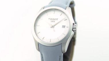 Le Locle, İsviçre 15.01.2020 - Tissot kadın paslanmaz çelik çanta, beyaz saat yüz araması, deri kayış, İsviçre kuvars mekanik saati izole edilmiş, İsviçre yapımı yakın çekim
