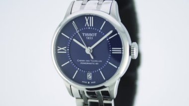 Le Locle, İsviçre 15.01.2020 - Tissot adam paslanmaz çelik çanta, İsviçre kuvars mekanik saati izole, İsviçre yapımı yakın çekim imalat