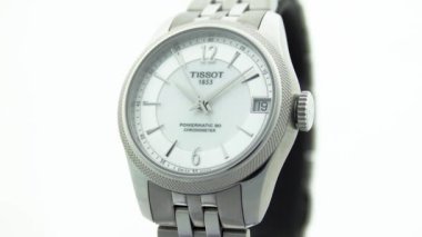 Le Locle, İsviçre 15.01.2020 - Tissot kadın paslanmaz çelik çanta, beyaz saat yüz araması, metal bilezik, İsviçre kuvars mekanik saati izole edilmiş, İsviçre yapımı yakın çekim
