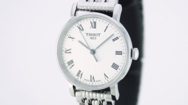 Le Locle, İsviçre 15.01.2020 - Tissot kadın paslanmaz çelik çanta, beyaz saat yüz araması, metal bilezik, İsviçre kuvars mekanik saati izole edilmiş, İsviçre yapımı