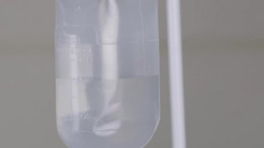 Damar içi infüzyon sistemi. Coronavirus ilacı. Yakın plan.