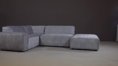 Zengin kadife döşemeli, rahat koltuklu minimalist köşe kanepesi..
