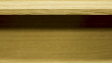 Güzel düğmeleri olan parlak, şık bir kapı nazikçe kapanıyor. Yakın plan.