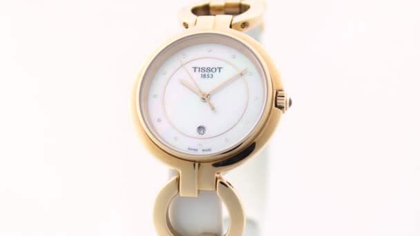 Le Locle, Suíça 15.01.2020 - Tissot mulher relógio caixa de aço inoxidável, revestimento PVD ouro mostrador branco do relógio, pulseira de metal, relógio mecânico de quartzo suíço isolado, suíço feito fabricação fechar — Vídeo de Stock