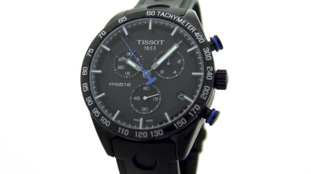 Le Locle, Suíça 15.01.2020 - Tissot homem caixa de relógio de aço inoxidável, mostrador preto cara de relógio, pulseira de couro, relógio mecânico de quartzo suíço isolado, suíço fabricado close-up — Vídeo de Stock