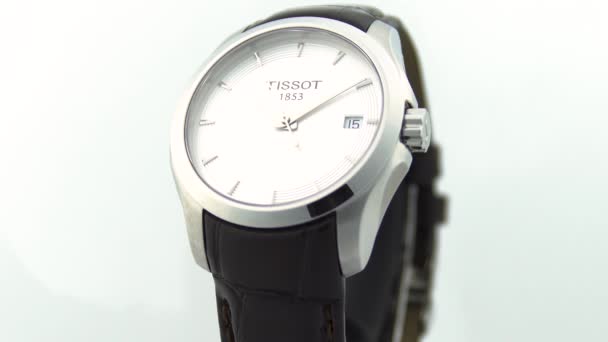 Le Locle, Svizzera 15.01.2020 - Cassa in acciaio orologio da donna Tissot, quadrante bianco, cinturino in pelle, orologio meccanico al quarzo svizzero isolato, manifattura svizzera — Video Stock