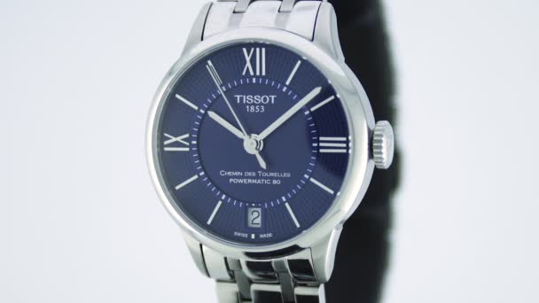 Le Locle, Швейцария 15.01.2020 - Чехол для часов Tissot из нержавеющей стали,, швейцарские кварцевые механические часы изолированы, swiss made manufacture close-up — стоковое видео