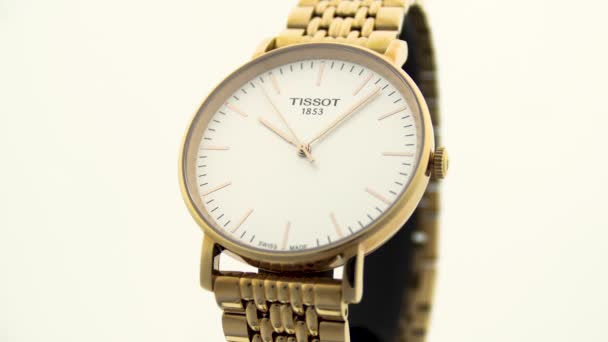 Le Locle, Suiza 15.01.2020 - Tissot hombre reloj caja de acero inoxidable, PVD oro revestimiento esfera esfera blanca reloj, pulsera de metal, cuarzo suizo reloj mecánico aislado, fabricación suiza — Vídeos de Stock