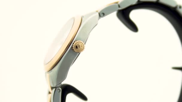 Le Locle, Szwajcaria 15.01.2020 - Tissot woman watch stainless steel case, gold PVD coating white clock face dial, metalowa bransoletka, szwajcarski kwarcowy zegarek mechaniczny izolowany, szwajcarska produkcja — Wideo stockowe
