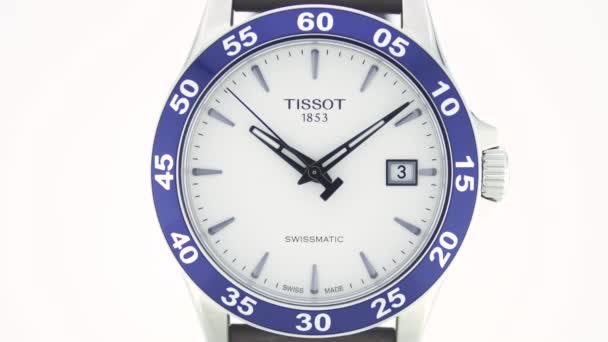 Le Locle, Švýcarsko 15.01.2020 - Tissot pánské hodinky nerezové pouzdro, bílé hodiny čelní ciferník, kožený řemínek, švýcarský křemen mechanické hodinky izolované, švýcarská výroba detailní — Stock video