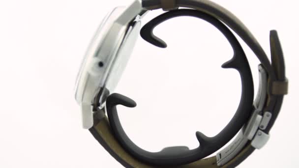 Le Locle, İsviçre 15.01.2020 - Tissot adam paslanmaz çelik çanta, beyaz saat yüz arama, deri kayış, İsviçre kuvars mekanik saati izole, İsviçre yapımı — Stok video