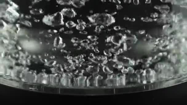 In un bollitore con pareti di vetro trasparente, l'acqua bolle. Fondo inox . — Video Stock