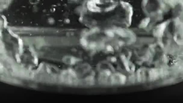 In ketel met transparante glazen wanden kookt water. Roestvrije bodem. Macro-injectie — Stockvideo