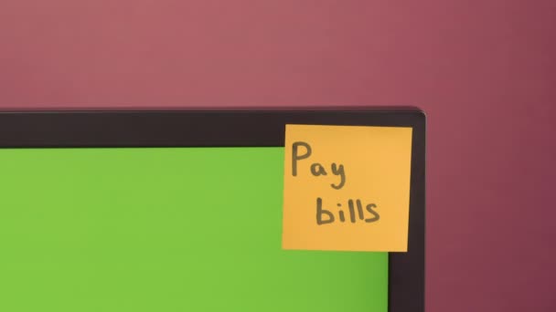 "Betaal facturen "papieren sticker gelijmd op pc, chroma sleutel. Rode achtergrond. Kopieerruimte — Stockvideo
