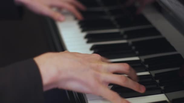 Hombre adulto toca composición clásica en un piano en un hotel restaurante de lujo . — Vídeo de stock