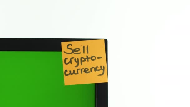 "Vender criptomoeda "adesivo no pc, chave chroma. Fundo branco. Espaço de cópia — Vídeo de Stock